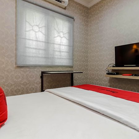 Reddoorz Plus Near Lippo Cikarang Mall Bekasi Buitenkant foto
