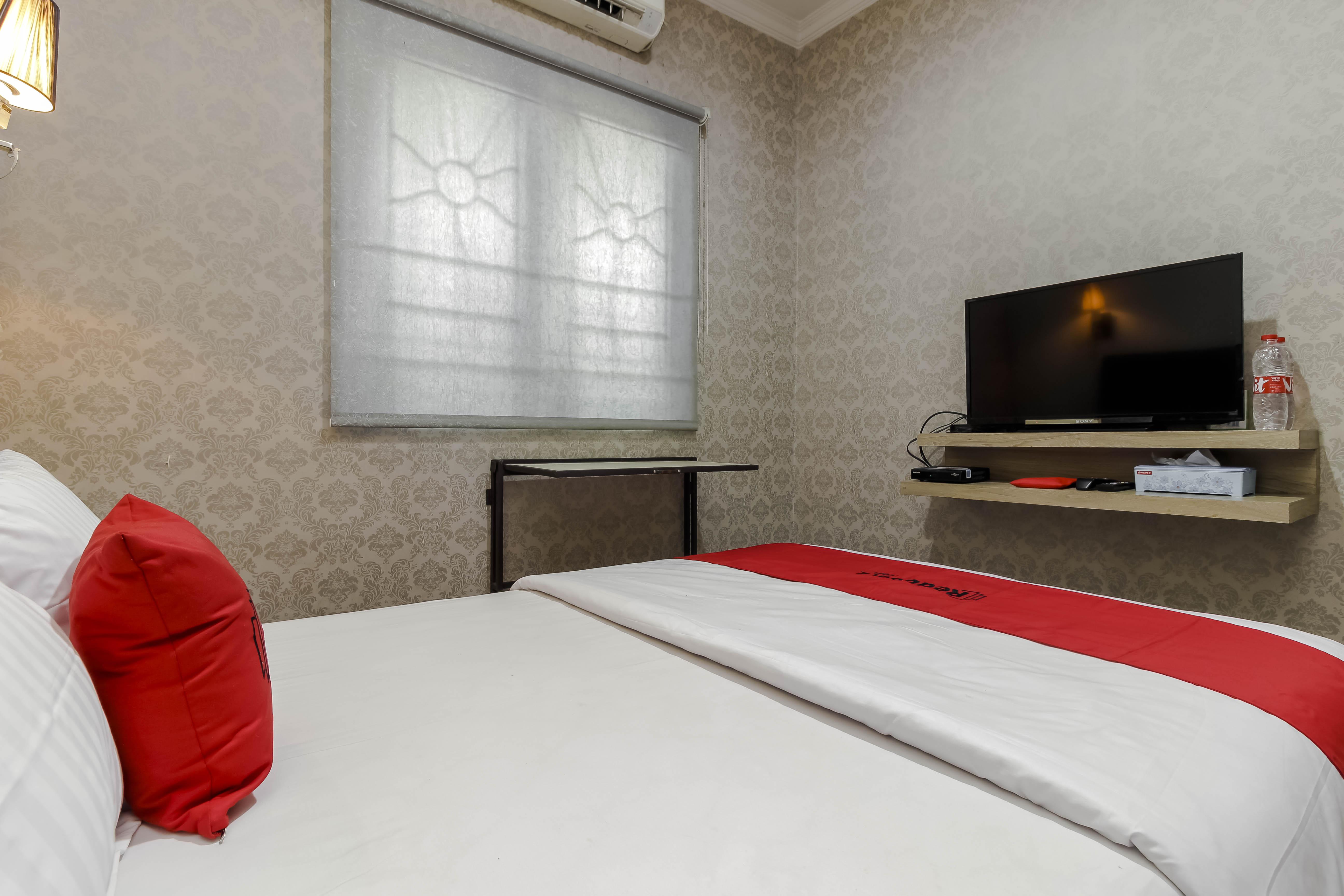 Reddoorz Plus Near Lippo Cikarang Mall Bekasi Buitenkant foto